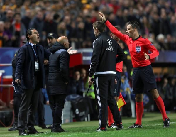 سامباولي يعترض على حكم المباراة