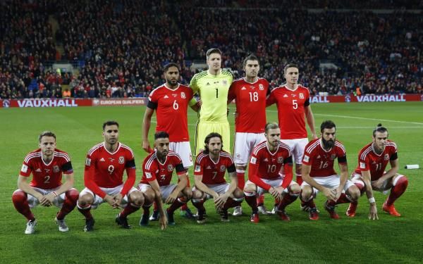 منتخب ويلز يرتدي الشارات السوداء