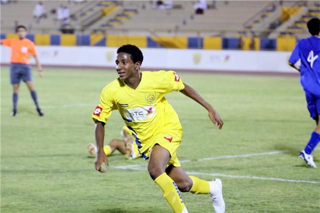 اللاعب سعود حمود ينطلق فرحا بعد تسجيله احد الاهداف