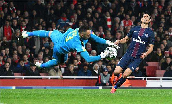 كافاني خلال مباراة أرسنال