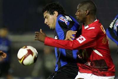 لاعب سينسناو هيريرا يقاتل على الكرة امام  فيغروا لاعب ليفربول الاورغواياني