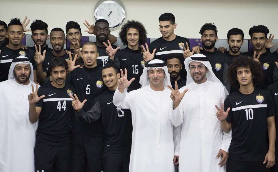 هزاع بن زايد آل نهيان مع لاعبي العين