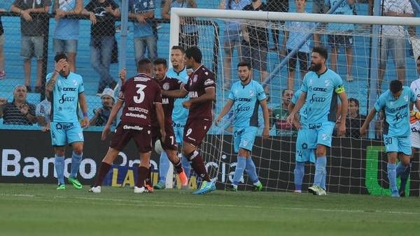 احتفال لاعبي لانوس