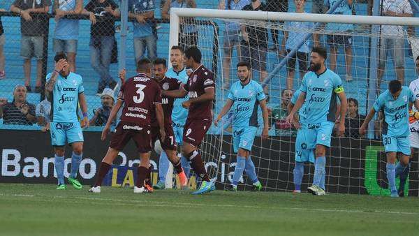 احتفال لاعبي لانوس