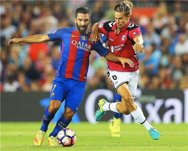 أردا توران (يسار)