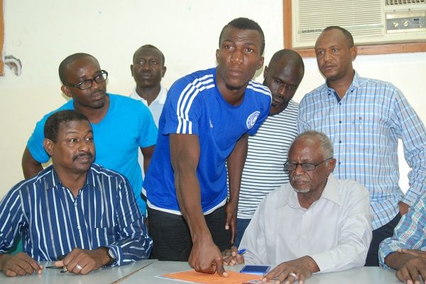 من توقيع اللاعب 