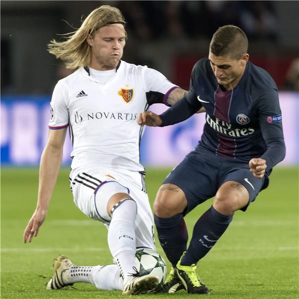 فيراتي (يمين)