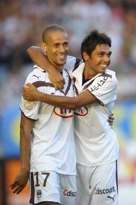 البرازيلي وينديل جيرالدو يحتفل باحد اهدافه في مرمى سوشو