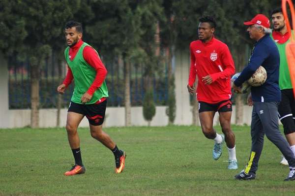 من تدريبات الأفريقي بمشاركة بيسان