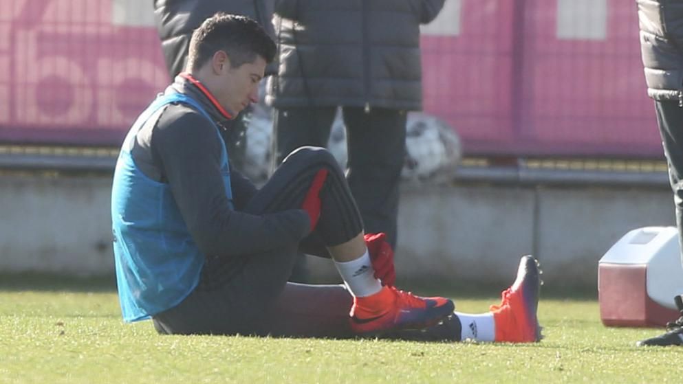 ليفاندوفسكي عقب سقوطه في التدريبات