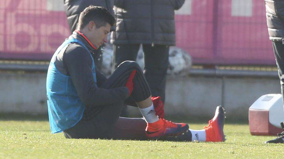 ليفاندوفسكي عقب سقوطه في التدريبات