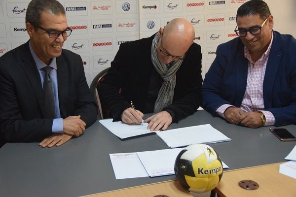 لحظة توقيع العقد