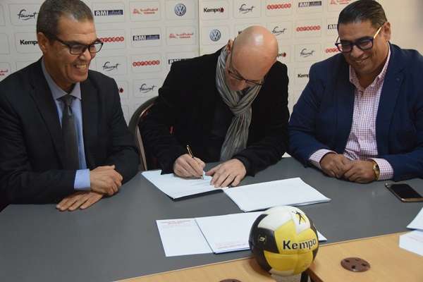 لحظة توقيع العقد