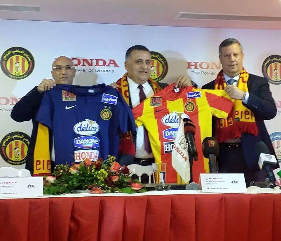 جانب من حفل التوقيع