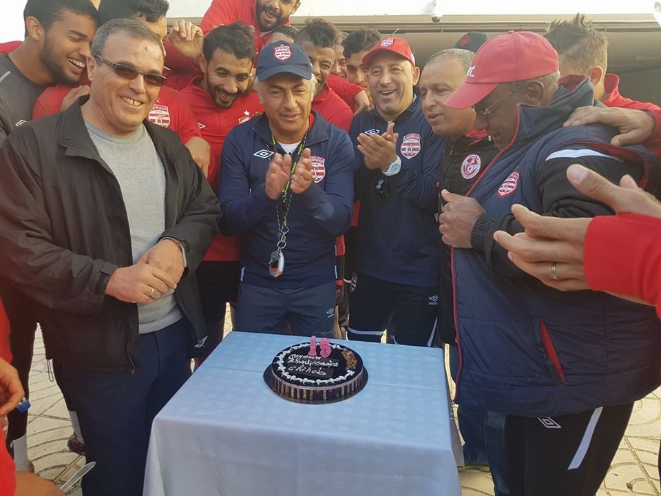 لاعبو الإفريقي يحتفلون بعيد ميلاد مدربهم