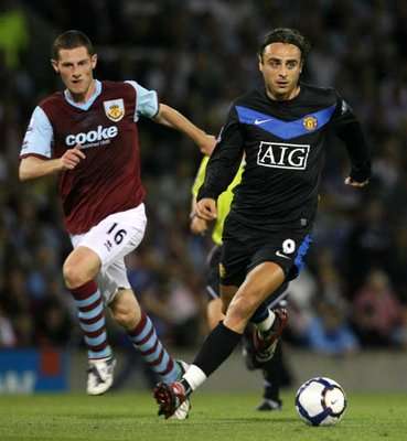 ديميتـار بيرباتـوف يحاول المـرور من لاعب بيرنلـي كريس مكـّـان