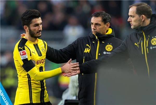  نوري شاهين يخرج مصابا