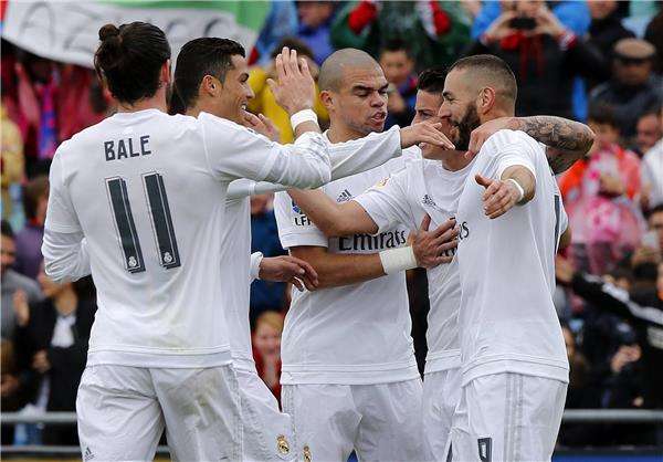 رودريجيز مع لاعبي ريال مدريد