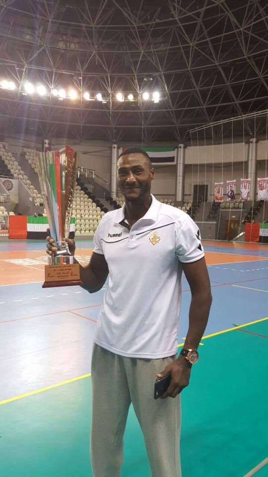 اللاعب سليم الهدوي يحمل كأس الامارات 