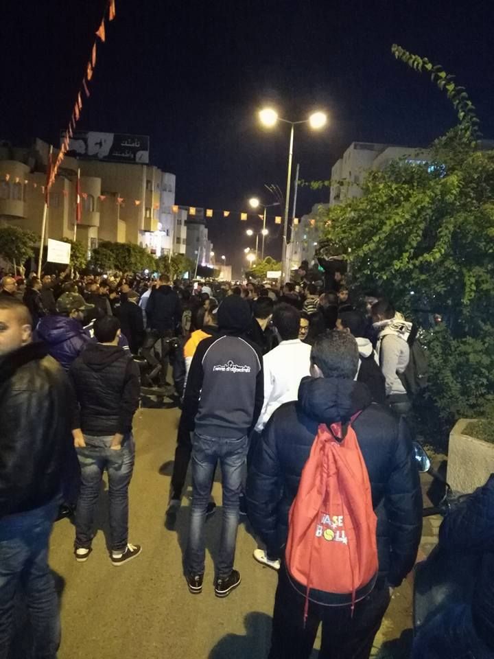 الاحباء يحتجون امام مقر محافظة صفاقس