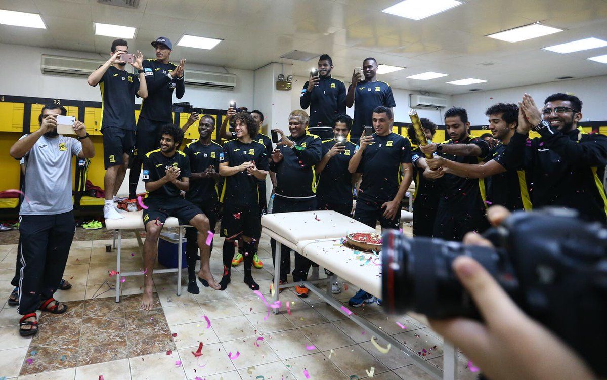 احتفال لاعبي الاتحاد بعيد ميلاد مدربهم