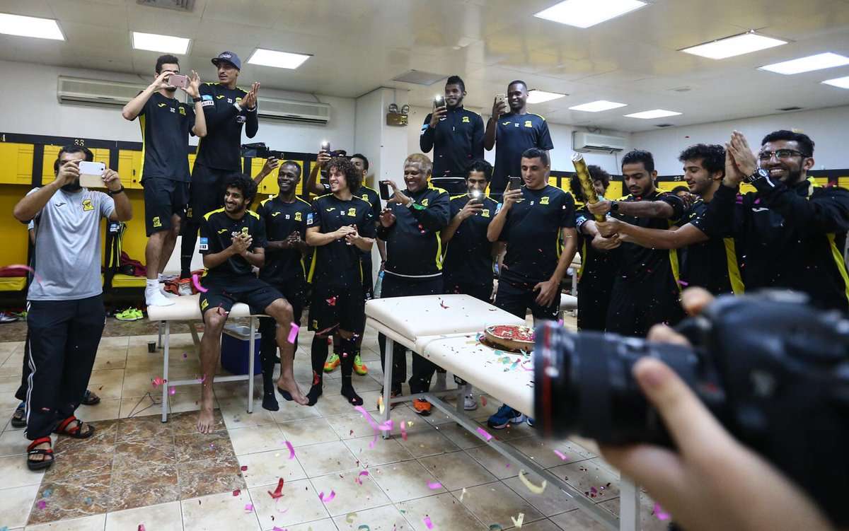 احتفال لاعبي الاتحاد بعيد ميلاد مدربهم