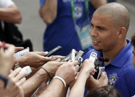 2006-06-15t142438z_01_dom15_rtridsp_2_sport-soccer-world