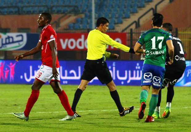 الحكم أثناء احتساب ركلة الجزاء