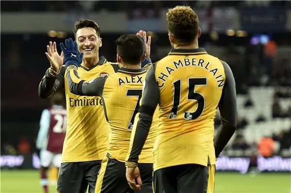 سانشيز يحتفل مع أوزيل