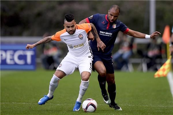 جانب من لقاء براجا وشاختار دونيتسك