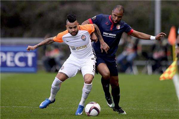 جانب من لقاء براجا وشاختار دونيتسك