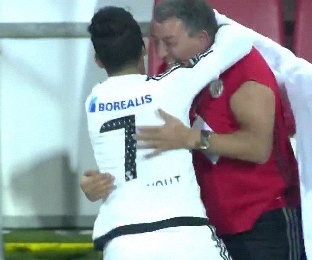 إحتفالية مبخوت مع مدربه