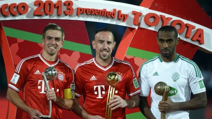 محسن ياجور على اليمين