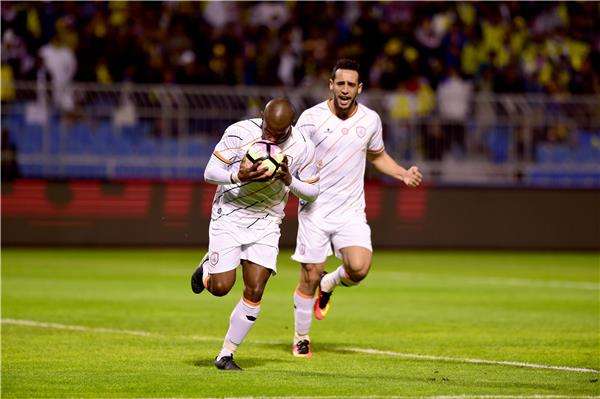 محمد بن يطو (يمين)