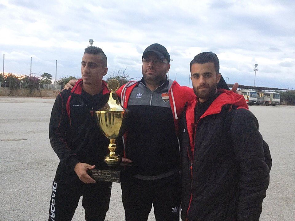 لاعبي الاتحاد مع كأس دورة تشرين