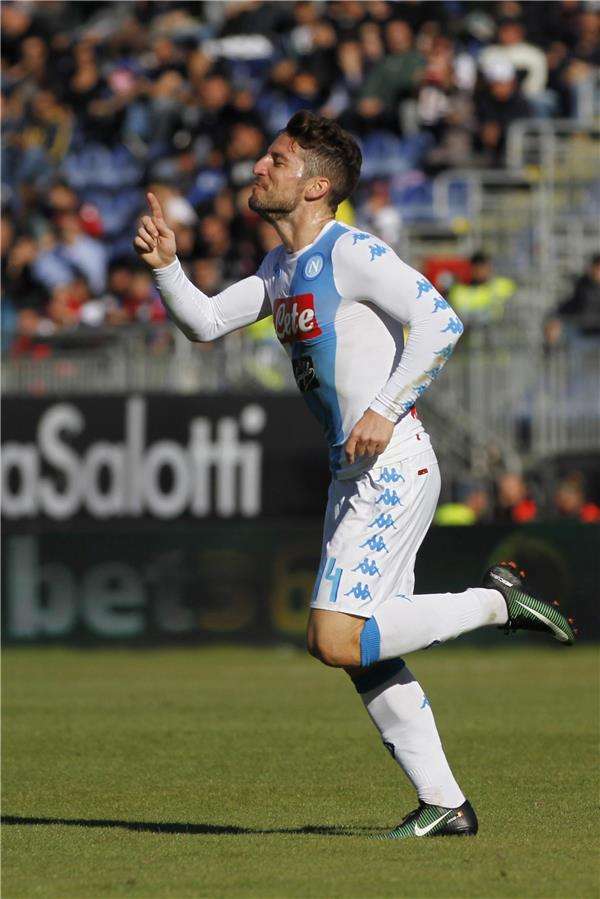 احتفال ميرتينز صاحب الهاتريك