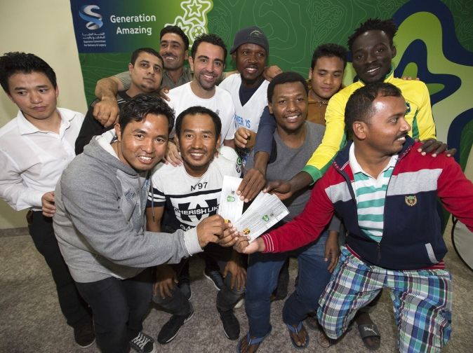 تشافي مع العمال خلال الزيارة