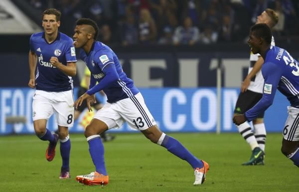 إيمبولو يحتفل بأحد أهدافه