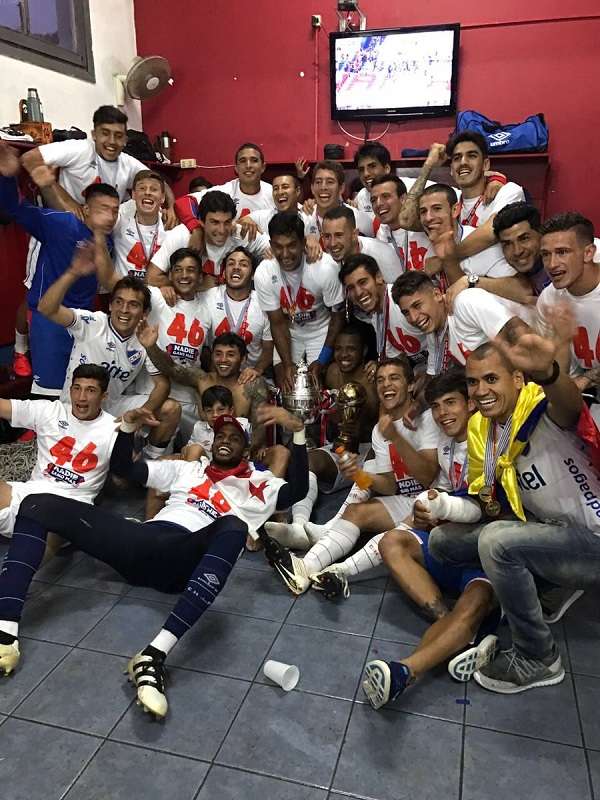 فرحة لاعبي ناسيونال بالتتويج