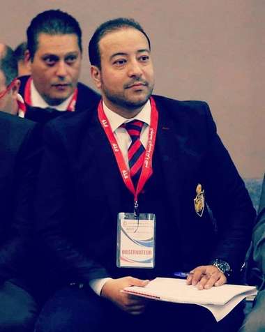 انيس بن ميم عند حضوره جلسة تنقيح القوانين كملاحظ