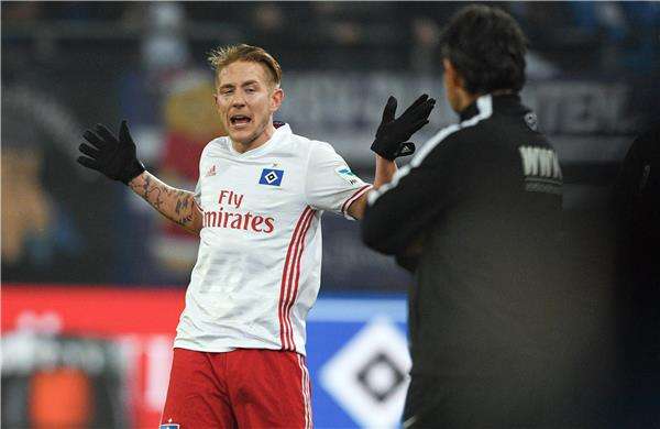 لويس هولتبي أثناء طرده