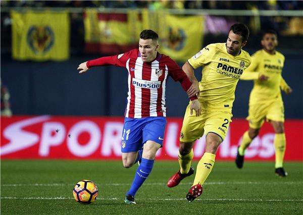 ماريو جاسبار مع مهاجم أتلتيكو جاميرو