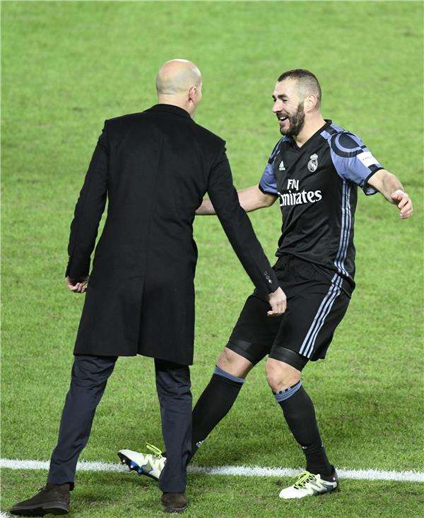 بنزيمة يحتفل مع زيدان بهدفه اليوم