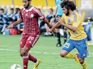 سيف العامري (يسار)