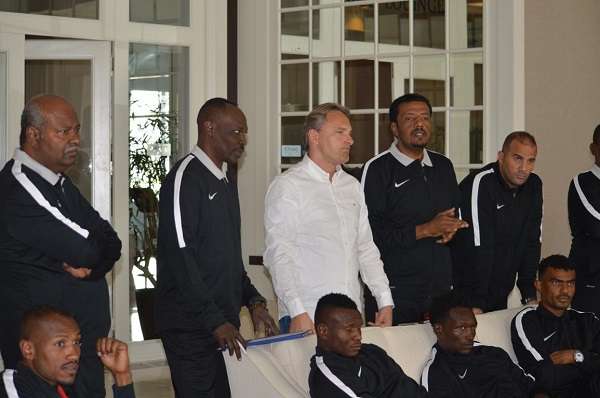  المدرب الألماني مع لاعبي المريخ