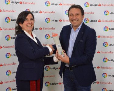  ساكريستان أثناء تسلمه الجائزة