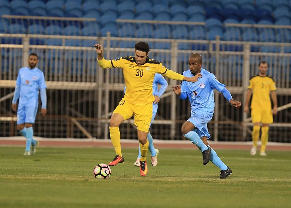 المويهبي خلال مباراة العهد مع الرفاع قبل خروجه مصاباً