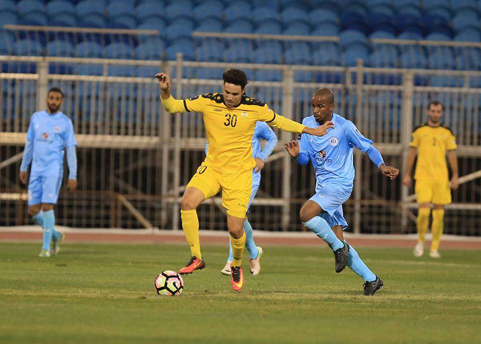 المويهبي خلال مباراة العهد مع الرفاع قبل خروجه مصاباً