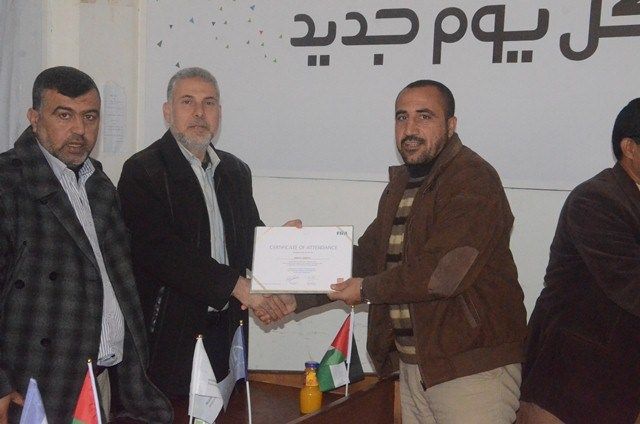 جانب من توزيع الشهادات على المدربين
