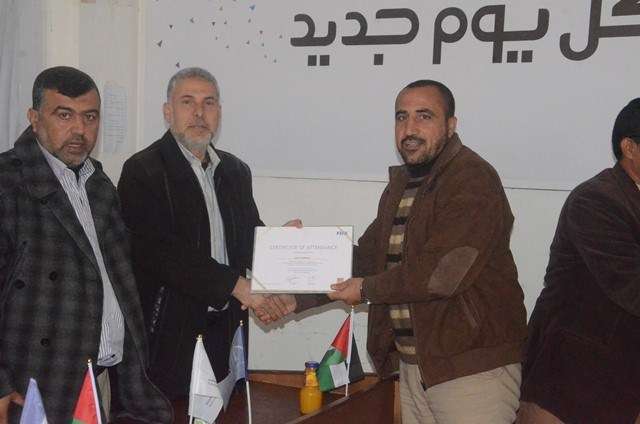 جانب من توزيع الشهادات على المدربين